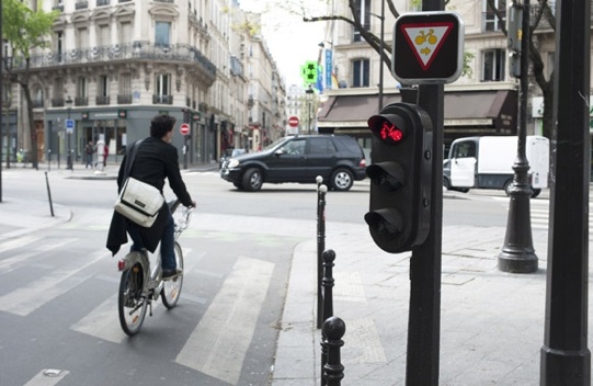 ciclisti semaforo rosso europa